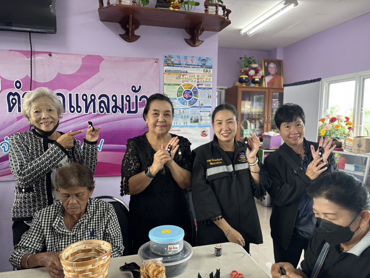 พช.นครชัยศรี ร่วมกิจกรรมทำโบว์ริบบิ้นไว้อาลัย แสดงความจงรักภักดีและรำลึกในพระมหากรุณาธิคุณ สมเด็จพระนางเจ้าสิริกิติ์ พระบรมราชินีนาถ พระบรมราชชนนีพันปีหลวง ตำบลแหลมบัว 